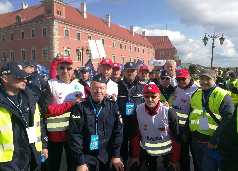 PROTEST SŁUŻB MUNDUROWYCH – Z PLACU ZAMKOWEGO w WARSZAWIE